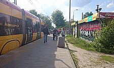 Piesi kontra rowerzyści przy przystanku Aspekt