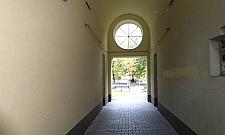 Perła ukryta między jezdniami Okopowej