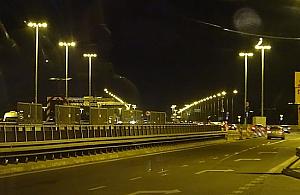 Na moście Grota nocą widno jak w dzień