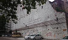 Kamienica ze słynnym muralem idzie na sprzedaż