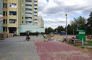 Brukowanie podwórka przy Wyszogrodzkiej. Lepsza kostka czy asfalt?