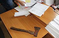 Z siekierą w ręce uczył parkowania