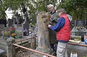 Ratują kamienne winogrona na grobie Labeya