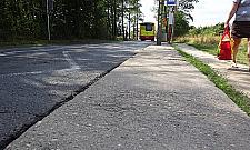 Kąty Grodziskie: wiejska szosa w granicach miasta