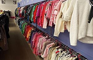 Kobiety ruszają na łowy. Otwarto największy na Białołęce second-hand