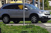 Autem na chodnik, światła awaryjne i można czekać na koleżanki