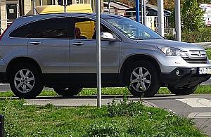 Autem na chodnik, światła awaryjne i można czekać na koleżanki