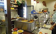 Gdzie tanio zjeść na Targówku? Oceniamy barek w ratuszu