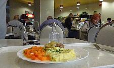 Gdzie tanio zjeść na Targówku? Oceniamy barek w ratuszu