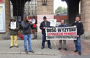 Wykorzystani robotnicy szturmowali gabinet burmistrza