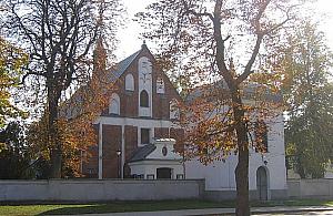 Ilu katolików uczestniczy w mszach na Białołęce?