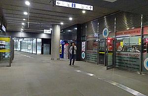 Jest handel w metrze. Na razie bułki, klucze i bielizna