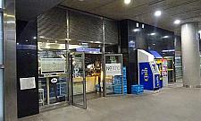 Jest handel w metrze. Na razie bułki, klucze i bielizna
