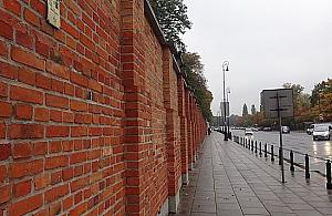 Mur Powązek pięknieje