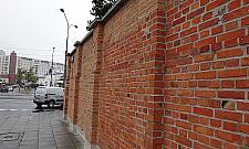 Mur Powązek pięknieje