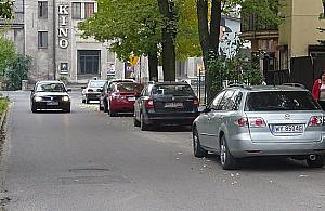Samochody rozjeżdżają Falenicę. Będzie zakaz parkowania