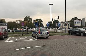 Tak parkują stróże prawa. "Od kiedy radiowóz to auto rodzinne?"