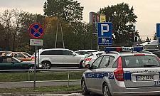 Tak parkują stróże prawa. "Od kiedy radiowóz to auto rodzinne?"