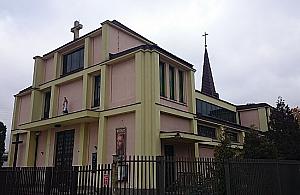 Kościół w plątaninie wiaduktów