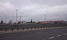 Kościół w plątaninie wiaduktów