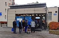 Za czym kolejka ta stoi? "Za chlebem"