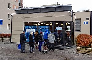 Za czym kolejka ta stoi? "Za chlebem"