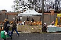 Festiwal tandety pod cmentarzem. Jak co roku