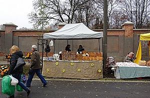 Festiwal tandety pod cmentarzem. Jak co roku