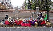 Festiwal tandety pod cmentarzem. Jak co roku