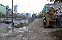 Kasprzaka: Dom w budowie, piesi w błocie