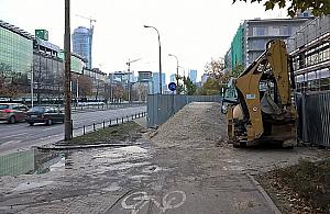 Kasprzaka: Dom w budowie, piesi w błocie