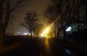 Lazurowa utonęła w ciemności. "Na polu i przystankach trwa nocne życie"