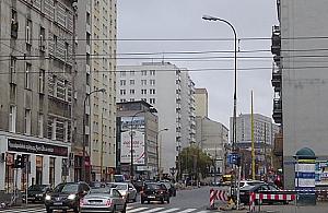 Stawiają nowe latarnie na Żelaznej. Koniec prowizorki