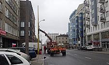 Stawiają nowe latarnie na Żelaznej. Koniec prowizorki