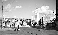 Stawiają nowe latarnie na Żelaznej. Koniec prowizorki