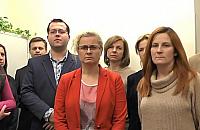 Wojna radnych trwa. Amunicją filmy z sesji