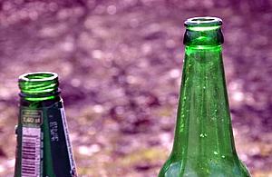 Małolaty przyłapane z piwem. Karę poniesie ekspedientka