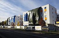 Bloki w sąsiedztwie lasu, cmentarza i kamieniarzy