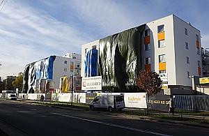 Bloki w sąsiedztwie lasu, cmentarza i kamieniarzy