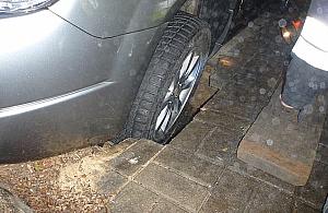 Awaria na Lazurowej, zapadł się samochód