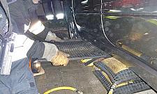 Awaria na Lazurowej, zapadł się samochód