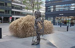 Mało znany pomnik w gąszczu biurowców