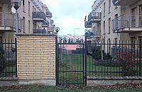 Furtka czy droga pożarowa? Absurd z Bemowa