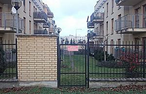 Furtka czy droga pożarowa? Absurd z Bemowa