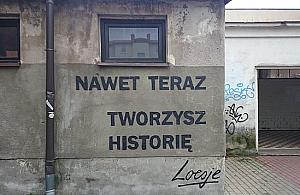 Wielkie słowa na małym muralu