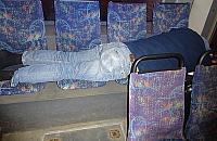 Koniec z odrazą, ale co zrobić z bezdomnymi w autobusach?