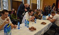 Jak szybko można zjeść pięć pączków? Rekordu nie było