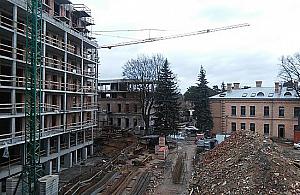 Osiedle w zabytkowych koszarach pnie się górę