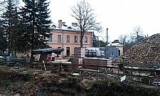 Osiedle w zabytkowych koszarach pnie się górę