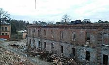 Osiedle w zabytkowych koszarach pnie się górę